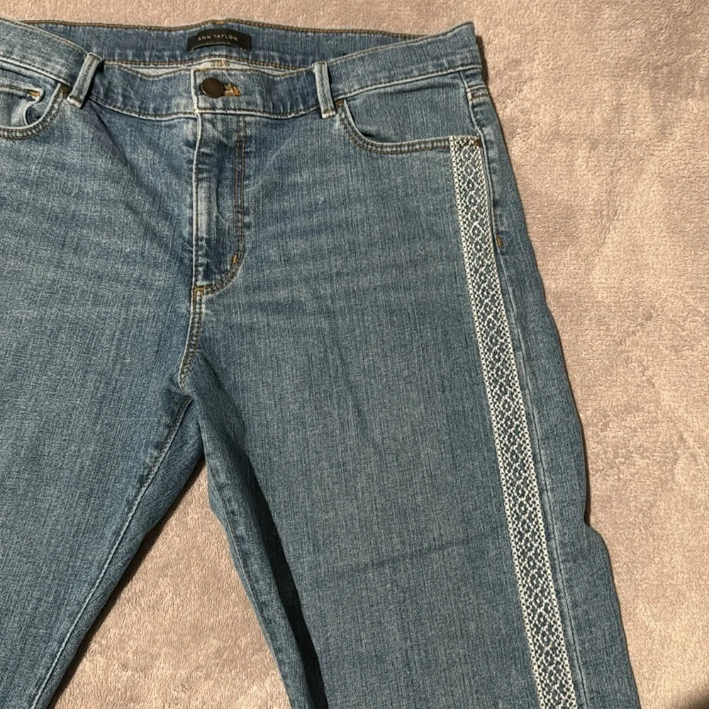 Ann Taylor Jeans‎ Size 8 Embroidered Straight Cropped Denim Comfortable